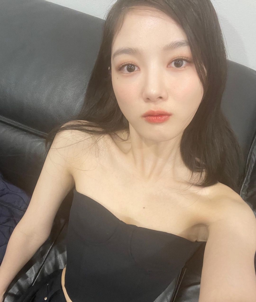 김유정, 반전의 글래머 자태…탑 드레스에 드러낸 섹시美