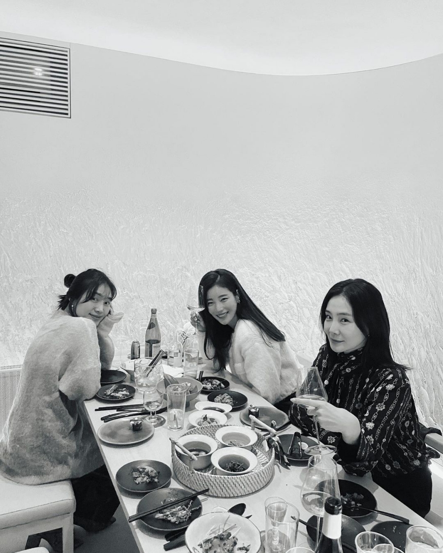 송혜교, 이 친구들과는 사이 좋았나봐…'난 와인 한 잔 했어, 연진아' 폭소