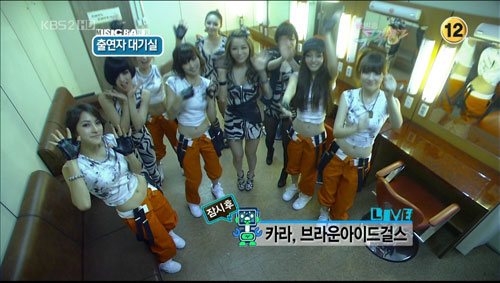 사진 : KBS<뮤직뱅크> 출연자 대기실 캡쳐 '브아걸'과 '카라'