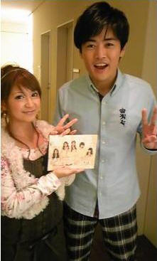 사진 : 카라 CD를 손에든 야구치 마리(좌)와 게기탄 히토리(우) // 출처 : 야구치 마리 개인블로그