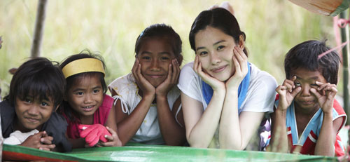 ‘선행천사’ 김현주, 필리핀 산골 숯 굽는 소녀에 사랑 전해