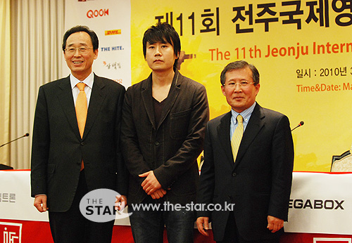 사진 : (좌부터) 송하진 조직위원장, 박진오 감독, 민병록 집행위원장 순 