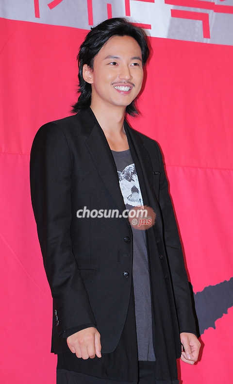 ȭ���� �ϴ� �賲��, 'Ǫ���� �̼�'