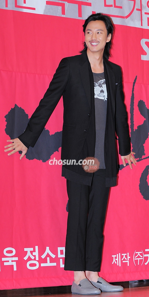 ȭ���� �ϴ� �賲��, 'Ǫ���� �̼�'