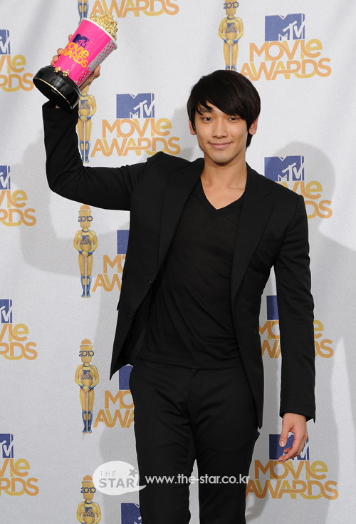 사진: '2010 MTV 무비 어워즈'에서 '최고의 액션스타상'을 수상한 비(정지훈) / MTV 코리아 제공