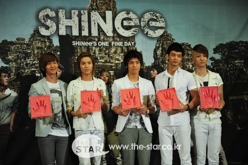 사진: 스타화보 제작발표회에서 자신들의 핸드 프린팅을 보여주고 있는 그룹 '샤이니'