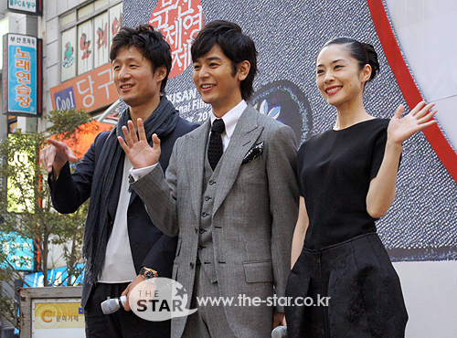 사진 : (좌부터) 이상일 감독, 배우 츠마부키 사토시, 후카츠 에리 순 / 남포동 피프광장 