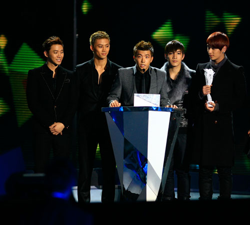 사진 : '만다린 뮤직 아너스 2010'서 아시아 최고 인기 가수상을 수상한 2PM / MTV 제공