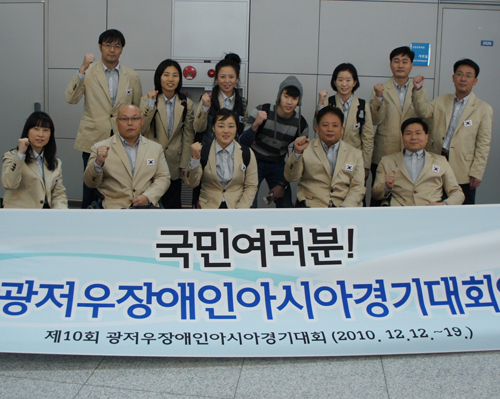 사진 : 국가대표 선수단과 함께 파이팅을 외치는 박재범 / 싸이더스HQ 제공