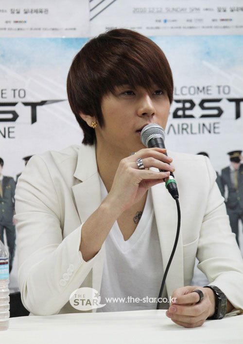 사진 : 첫 단독 콘서트에 앞서 기자간담회에 임하고 있는 '비스트' 용준형