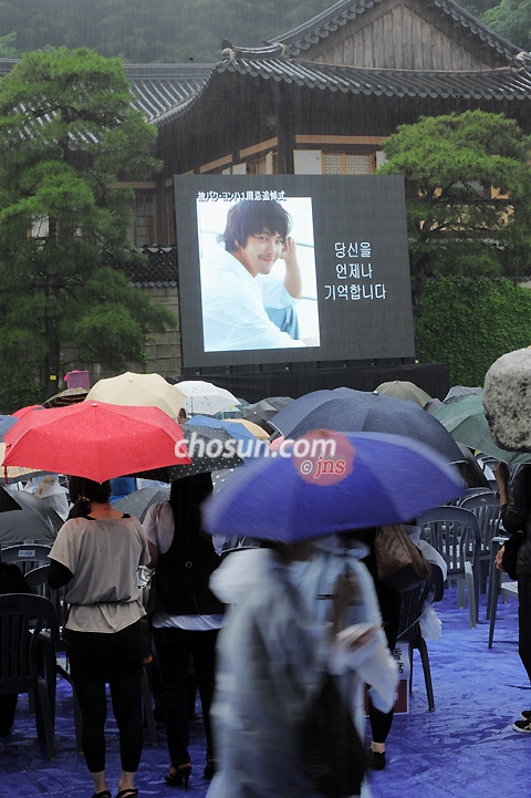 ͺ ڿ, 'ȯϰ  ִ   ̼'