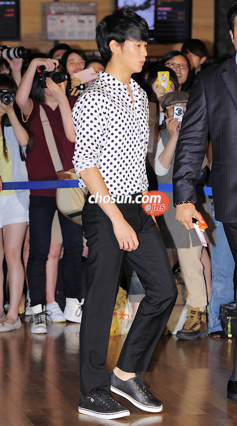 김수현, '뭘 보고 그렇게 깜짝 놀라?'