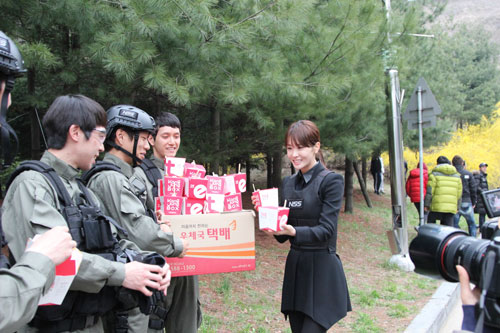 KBS2 <아이리스2> 스태프들을 위해 통닭 100인분을 준비한 배우 이다해 / 사진 : 포레스타 제공