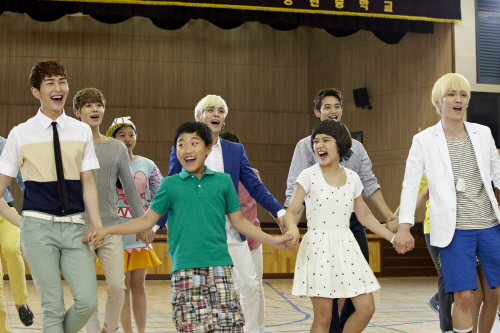 사진 : '여왕의 교실' 배우들과 함께 한 샤이니 / SM 제공  