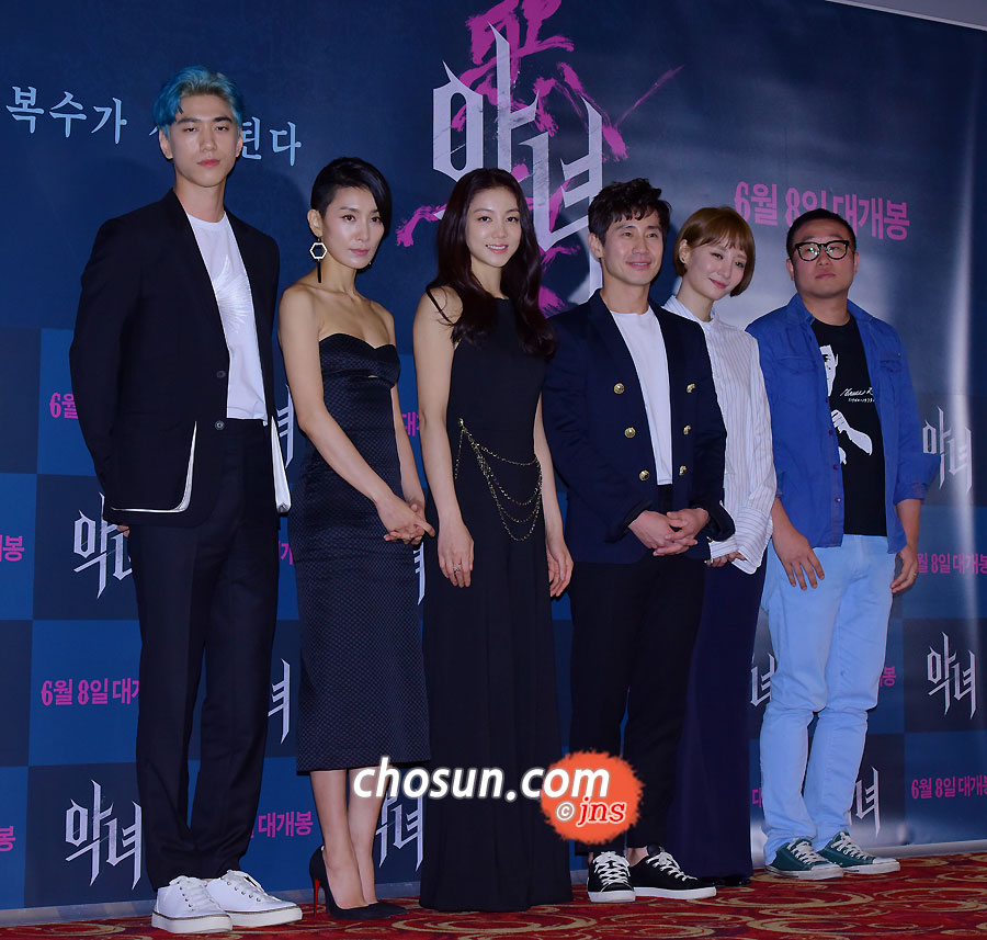 사진: (좌측부터) 성준,김서형,김옥빈,신하균,조은지,정병길 감독 순 