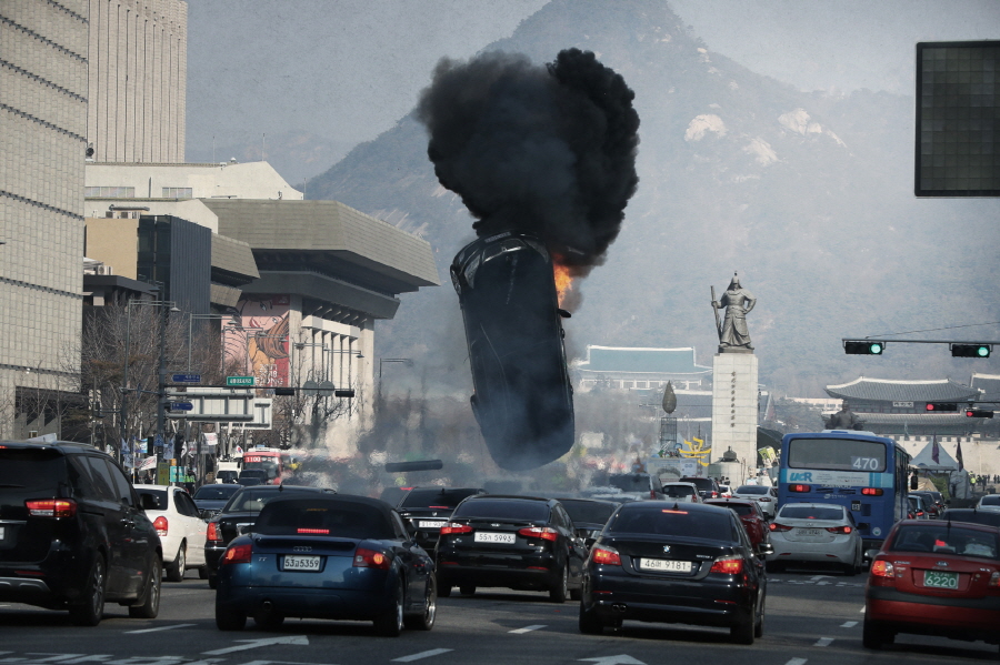 사진 : 서울 광화문 네거리의 폭파 장면 스틸 컷 