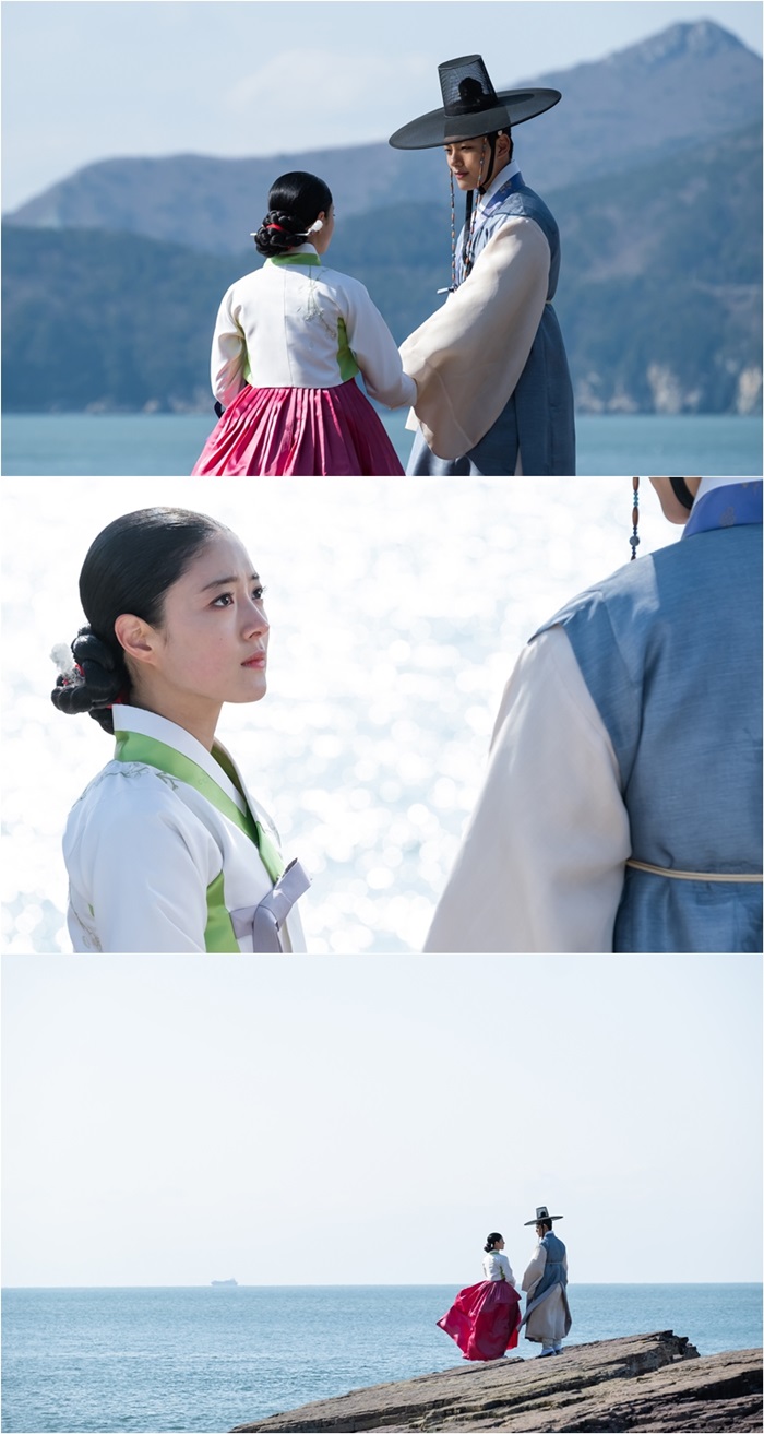 여진구-이세영, 애틋한 바다 여행 스틸 공개 / 사진: tvN 제공