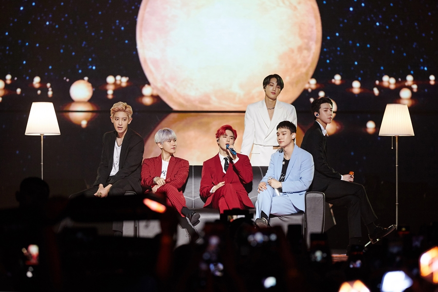 엑소, 1년 5개월 만의 말레이시아 콘서트 대성황…1만 관객 열광