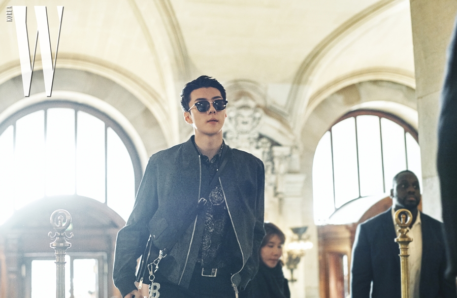 엑소 세훈, 파리에서 포착된 근황…韓 대표 '셀럽'으로 패션쇼 참석
