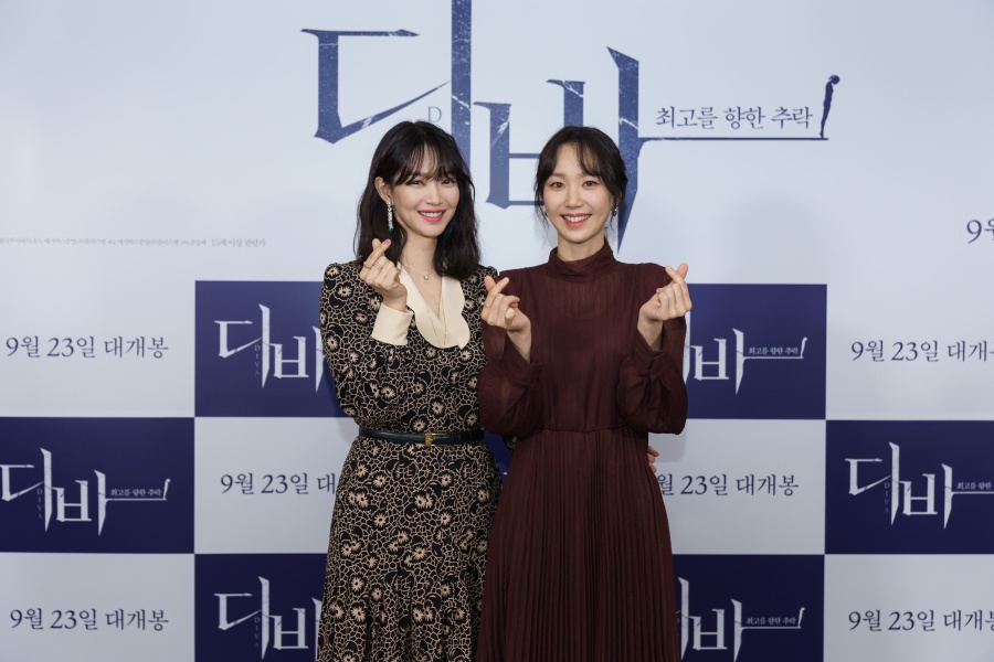 '디바' 신민아X이유영, 관객에게 소름주는 스릴러퀸의 미소