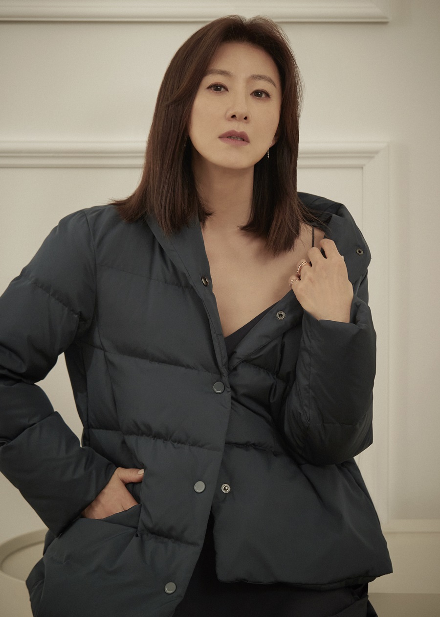 김희애, 절제된 우아함으로 '패션 아이콘' 입증…'기품 있는 아우라'