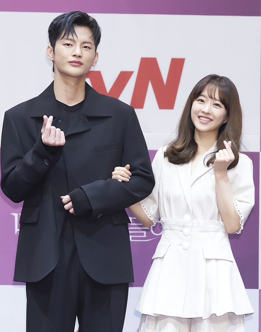 tvN 새 월화드라마 '어느 날 우리 집 현관으로 멸망이 들어왔다' 온라인 제작발표회 / 사진: tvN 제공