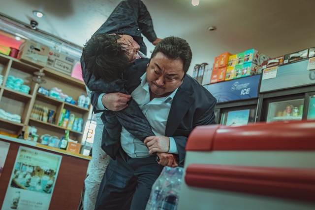'범죄도시2', '닥터스트레인지' 제쳤다…예매율 1위