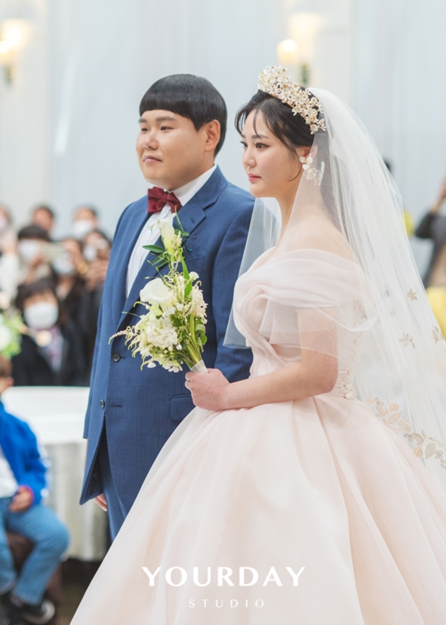 개그맨 김수영, 8살 연하 신부와 웨딩 본식 화보 공개