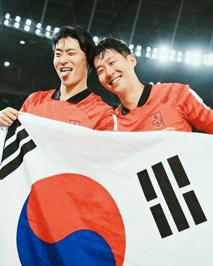 '캡틴' 손흥민, 윙크 조규성…월드컵 16강 진출 환희의 순간 