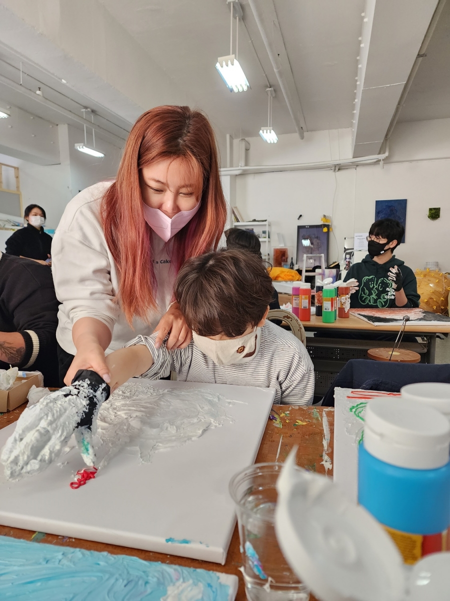 솔비, 시각장애 어린이들과 미술 클래스 개최…수익금 전액 기부