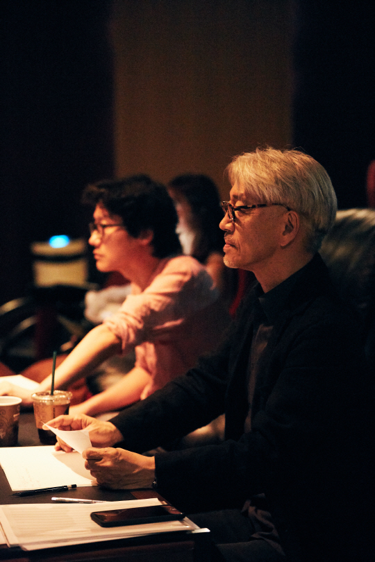 영화 '남한산성' 작업에 참여하고 있는 故 사카모토류이치의 모습 / 사진 : CJ엔터테인먼트