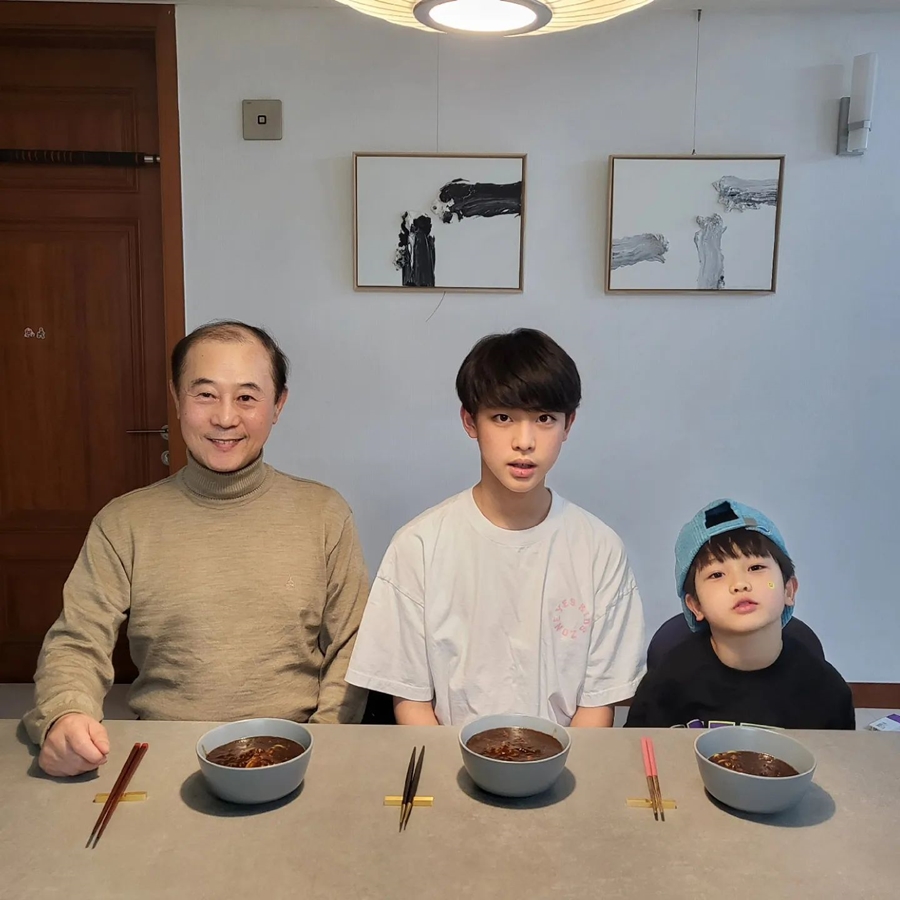'승무원♥' 정태우, 아버지+두 아들 나란히 앉은 모습 공개…남다른 유전자