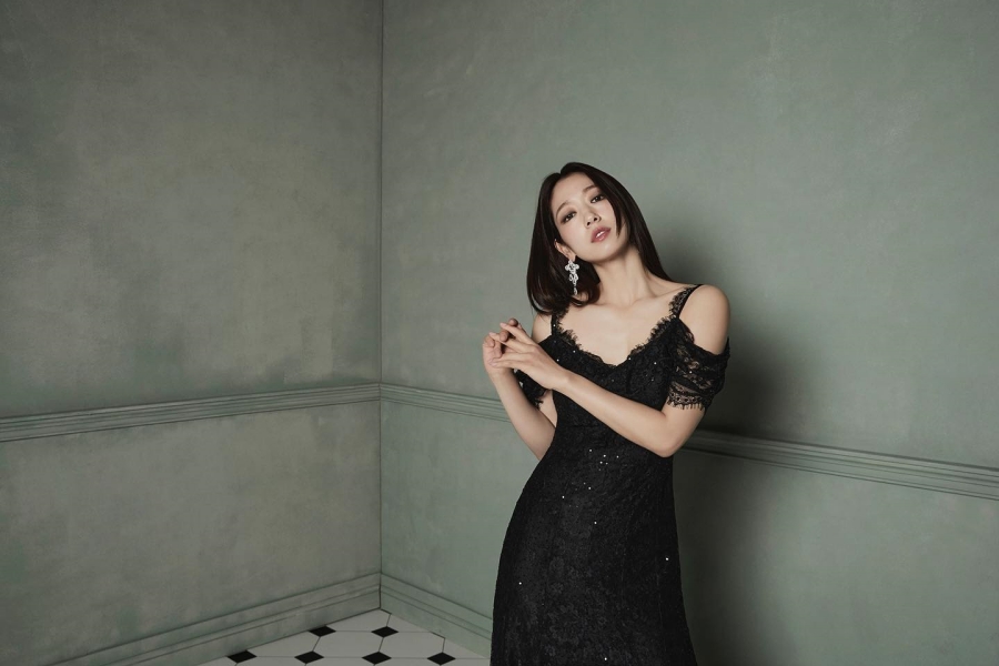 박신혜를 위한 제작 드레스…어깨 드러낸 고혹美