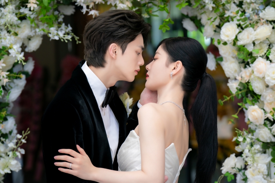 김유정X송강, 결혼식 키스 1초전…두터운 신뢰 속 아찔 장면 탄생 (마이데몬)