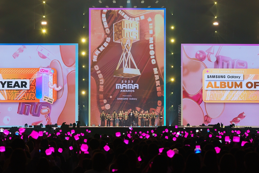 대상 수상한 세븐틴 / 사진: Mnet 제공
