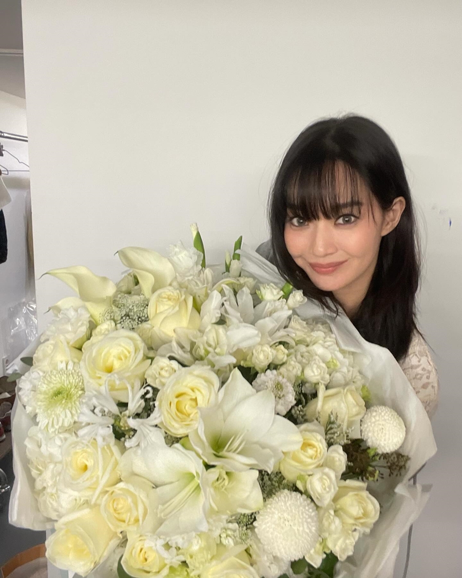 '김우빈♥' 신민아, 거대한 꽃다발 들고 환한 미소…누구한테 받았을까
