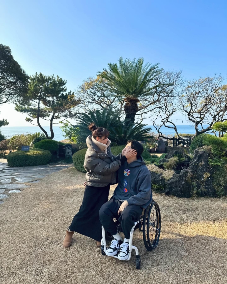 송지은, 휠체어 탄 '♥박위' 얼굴 어루만지며 애정 뿜뿜…달달 럽스타그램