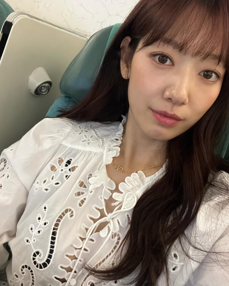 박신혜, 은은하게 비치는 블랙 내의…아찔해져버린 화이트 셔츠
