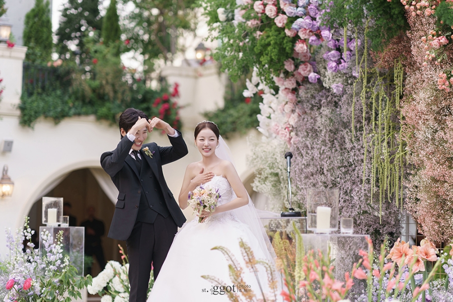 김기리♥문지인, 결혼식 본식 사진 공개…신부 향한 큰 하트