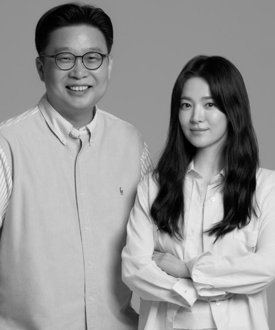 송혜교, 서경덕과 함께 몽골 '이태준 기념관'에 한글 안내서 기증