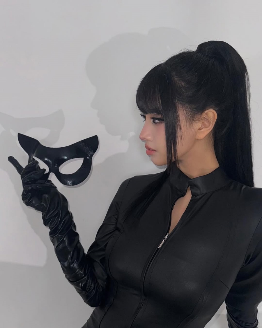 나띠, 가죽 재질 옷에 터질듯한 볼륨감…'나만의 캣우먼'