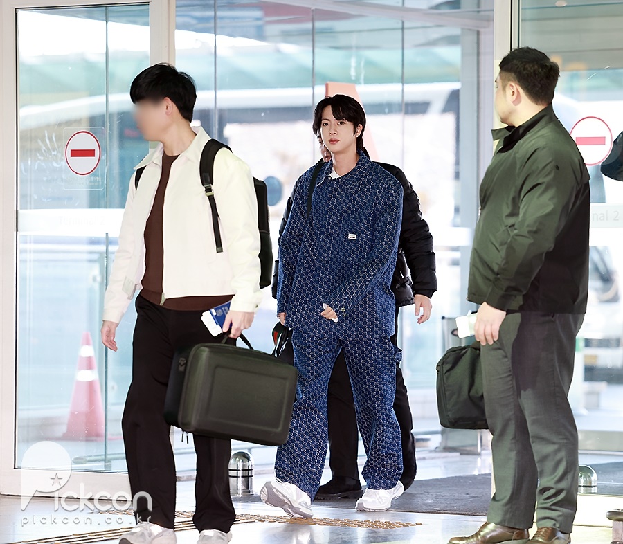방탄소년단 진 공항패션 / 사진: 픽콘DB