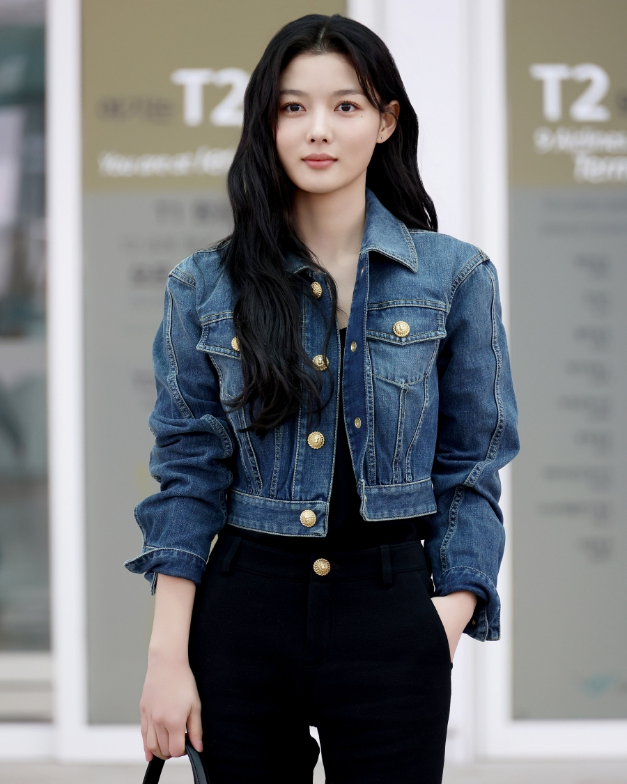 김유정, 데님 자켓에 부츠컷 팬츠로 뽐낸 여성스러운 실루엣[포토]