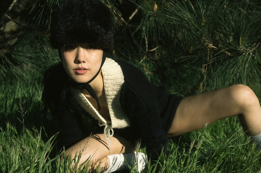 양지원, 깊게 파이고 옆은 뚫리고…과감한 의상 입고 쩍벌 포즈까지