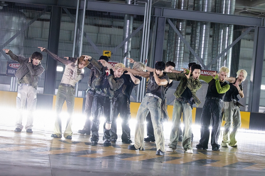 ƾ, ڸ '̸ Ŭ ' ⿬ 'THUNDER'  