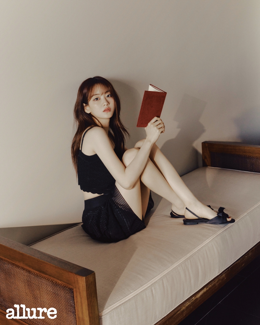 조이현, 문학소녀의 여유로운 시간…차분한 청순美[화보]