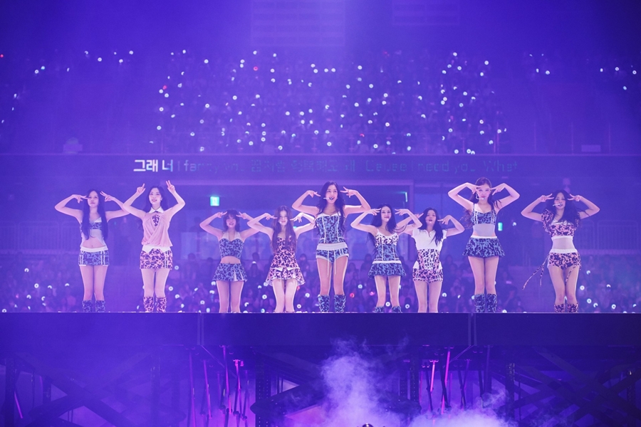 트와이스, 4D처럼 즐기는 '360도 공연'…새 월드투어 성공적 포문