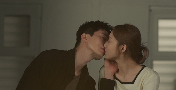 이동욱♥이성경, 달콤한 입맞춤…설렘 수직 상승