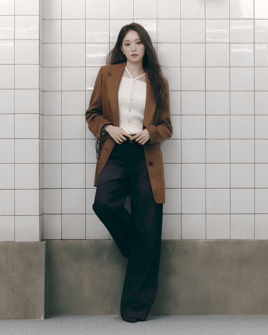 이성경, 도심을 런웨이로 만드는 비주얼…도회적인 '가을 여신' [화보]