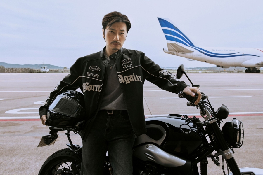 이동휘, 콧수염에 이글 눈빛…거친 아우라 포착 [화보]